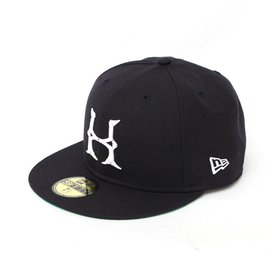 New Era x Mad Hectic / Velice netradiční oblek v kombinaci s kšiltovkou New Era (http://www.stylehunter.cz)