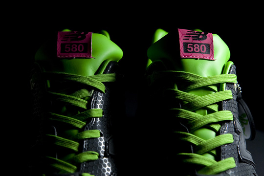 New Balance x PHANTACi / Černozelené kecky MT580 Green Hornet (http://www.stylehunter.cz)