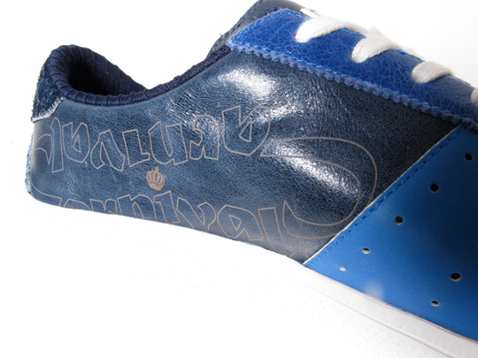 adidas Originals x HECTIC YOPS! Detailní pohled na kecky (http://www.stylehunter.cz)