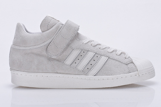 Tenisky adidas Consortium / Jedem pouze v bílé (http://www.stylehunter.cz)