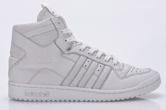 Tenisky adidas Consortium / Jedem pouze v bílé (http://www.stylehunter.cz)