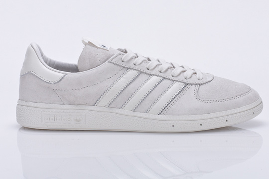 Tenisky adidas Consortium / Jedem pouze v bílé (http://www.stylehunter.cz)