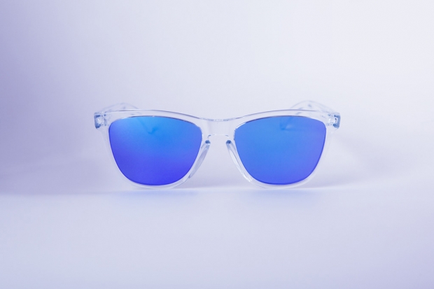 Oakley Frogskin / Barevná kombinace Polished Clear/Violet (http://www.stylehunter.cz)