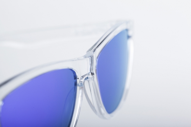 Oakley Frogskin / Barevná kombinace Polished Clear/Violet (http://www.stylehunter.cz)